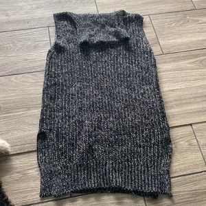 Long sleeveless sweater tunic